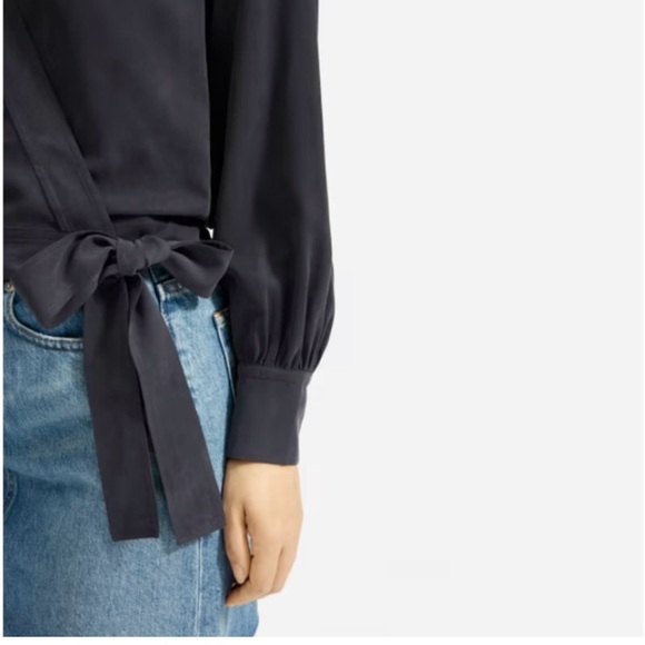 EUC Everlane The Washable Silk Wrap Top in Black - Picture 7 of 8